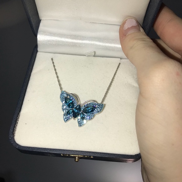 Beautiful blue butterfly necklace - Picture 2 of 3